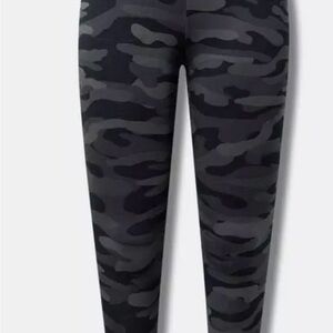Torrid Brand Sz 2 Full-Length Fleece-Lined Pocket Legging Camouflage